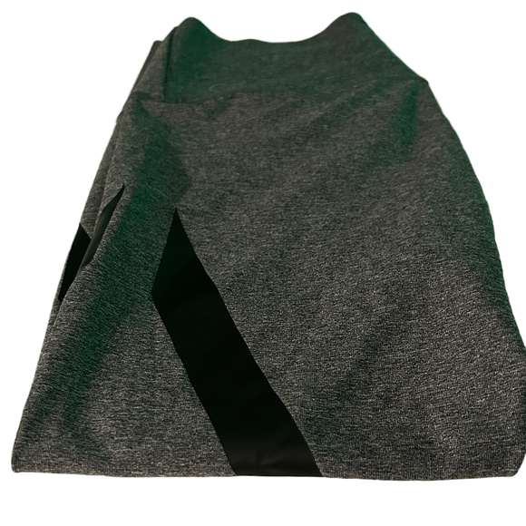 Puma | PWRSHAPE Capri Leggings | Medium | Gray Black - Picture 4 of 13